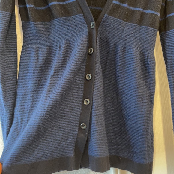 Vince cashmere cardigan soooo soft and comfortable size M - Picture 5 of 8
